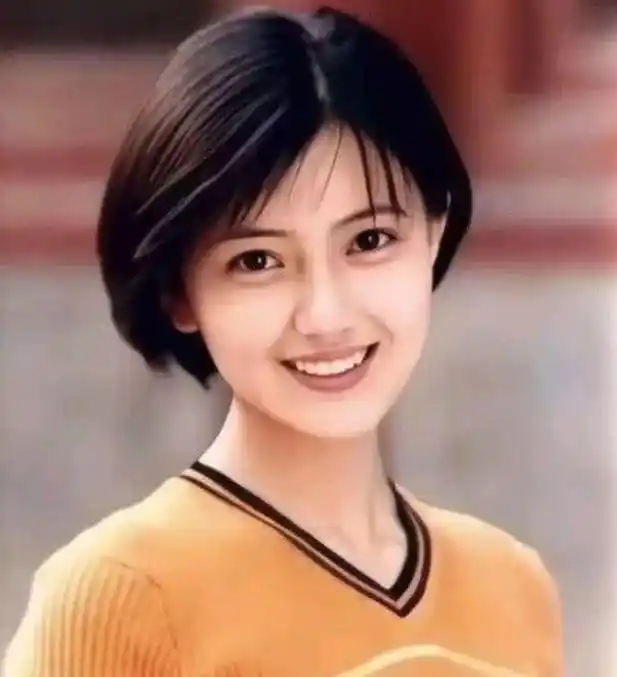 高圆圆"高中旧照"被翻出,班主任:全级十个班的男生都喜欢她