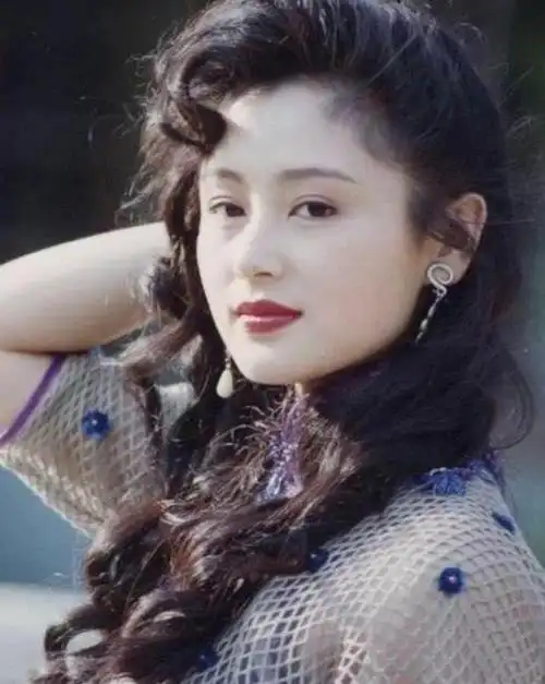 陈红老了也挺洋气穿粉色短裙好显嫩同框外甥陈赫不像隔辈人