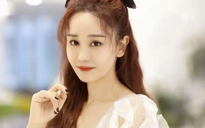 海陆优雅白裙写真桌面壁纸