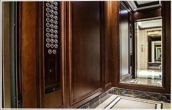 一梯两户的房子,电梯双开门的,在门口区域放鞋柜是不合理的.