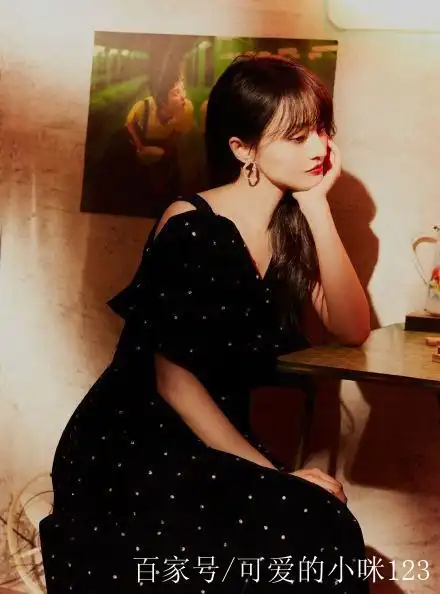 郑爽香港风格,黑色头发和黑色裙子
