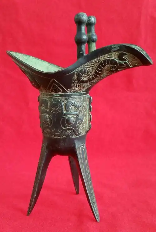 战国时期的青铜酒器——三足爵杯品赏