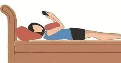 躺着玩手机的正确姿势