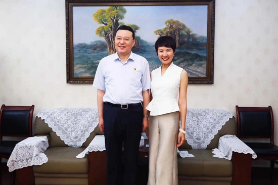 尔肯江吐拉洪会见北京雪莲生物科技董事长陆允娟