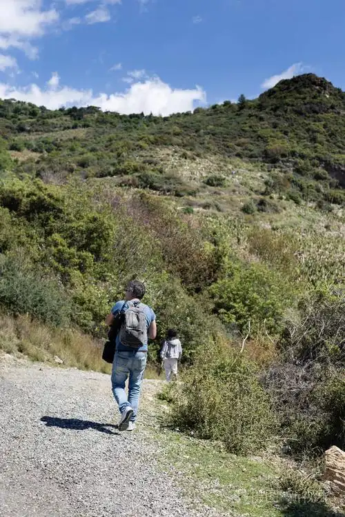 旅游背包和三脚架和小男孩在山中徒步旅行的人照片-正版商用图片0c86