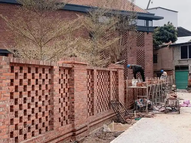 砖砌围墙已经过时,现都流行这样的"镂空"设计,样式新颖更舒适