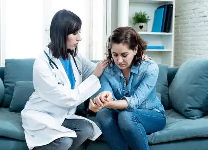 私人病人女医生安慰抑郁哭泣的妇女病人,坐在医院私人办公室,听到严重