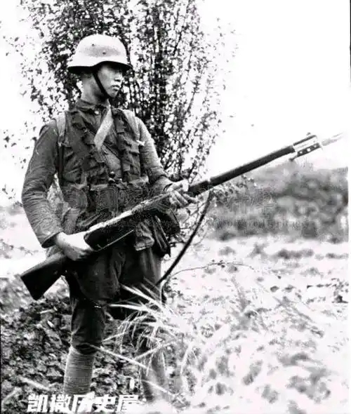 日军向洞内喷火,桂军士兵全身着火与敌同归于尽_阵地_桂林保卫战_旗帜