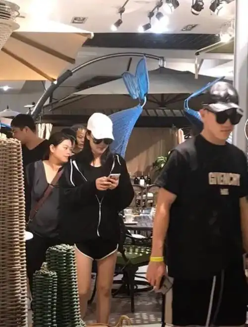 张馨予何捷外出游玩照曝光,恩爱又甜蜜,张馨予肚子大到藏不住