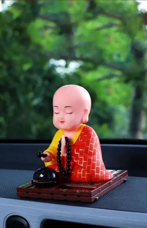 袈裟佛车载太阳能汽车小和尚摆件点头车载中控台敲木鱼车内装饰品红