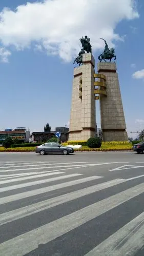 见到这个雕塑,说明到乌拉特前旗了.