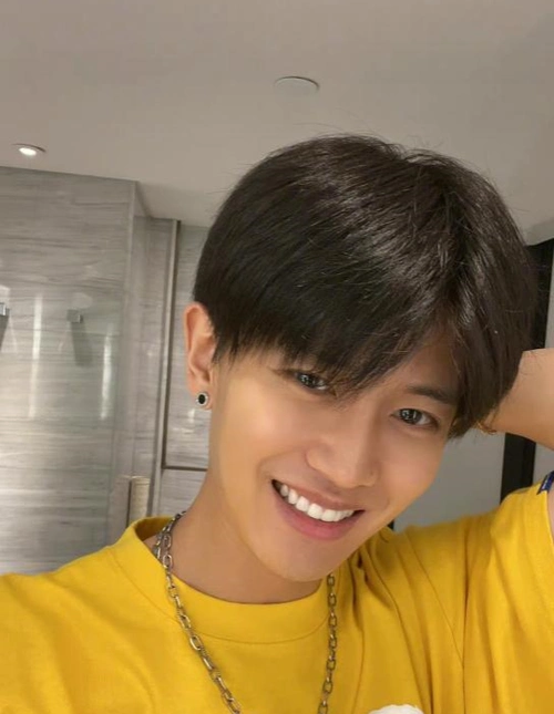 任嘉伦回家后心情大好晒素颜九宫格照戴耳钉被说娘