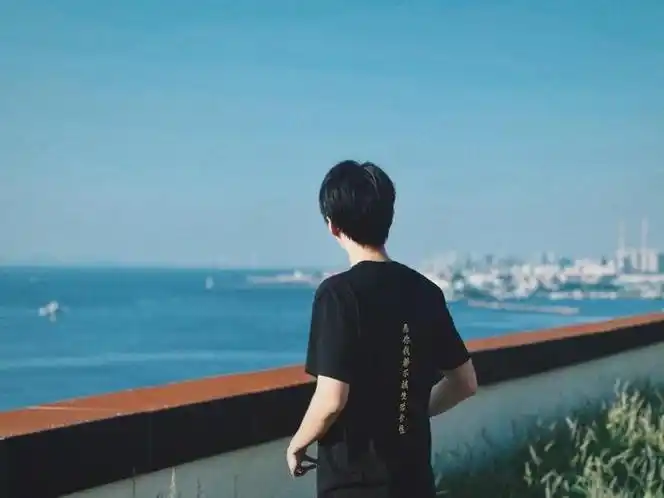 分享王俊凯海边随拍,宽阔而挺拔的后背男友感十足啊,九月也要一切顺利