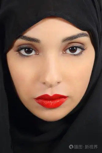 沙特阿联酋丰满圆润的红嘴唇化妆的女人