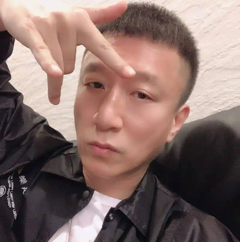 原创50岁孙红雷晒近照脸颊凹陷瘦出尖下巴跟欧式双眼皮