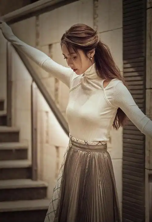 谁能想到这样状态下的薛凯琪已经39岁了呢?一头披肩的