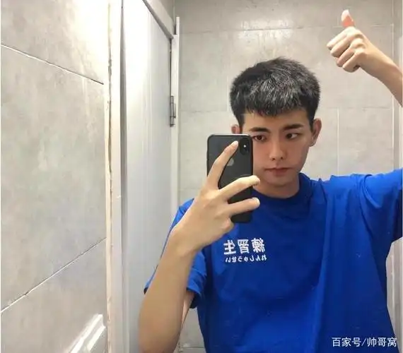 组图:奶气的17岁小鲜肉,卫生间里玩自拍,长得帅都这么臭美吗?