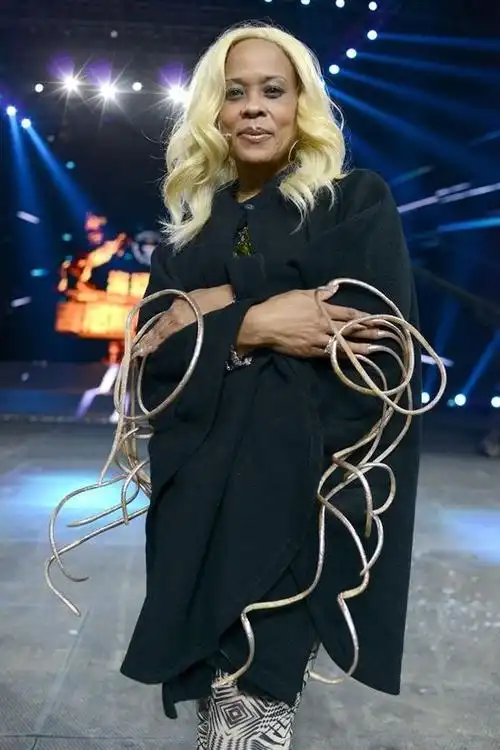 拥有世界上最长指甲的美国人克丽丝_沃尔顿,她两只手的指甲加起来有七