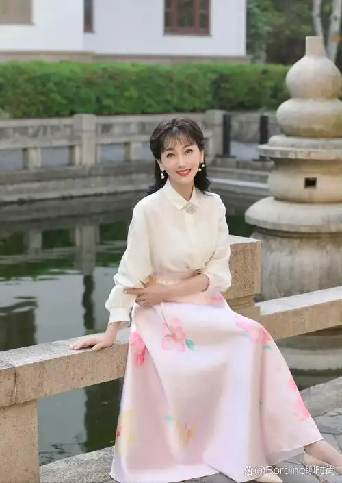 赵雅芝的搭配减龄优雅. 1