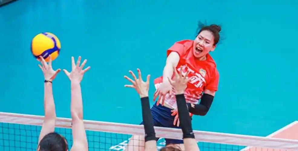 等人的一些绿后,江苏队则依靠三面进攻的唐鑫,吴晗和周雨桐接连进球