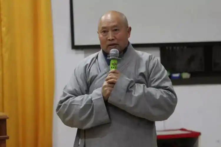 法师组 报国寺住持隆宣法师 这既是三宝道场,也是一块风水宝地,老人们