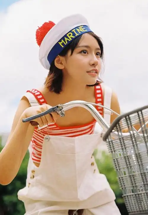 前段时间,网友扒出了成果小姐姐早期的日系风写真,只见照片中的她元气