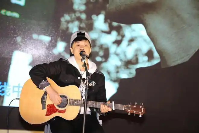 方磊演唱《依兰爱情故事》.
