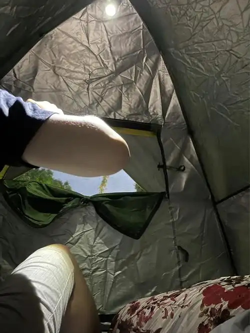 楼下小公园里支起了帐篷