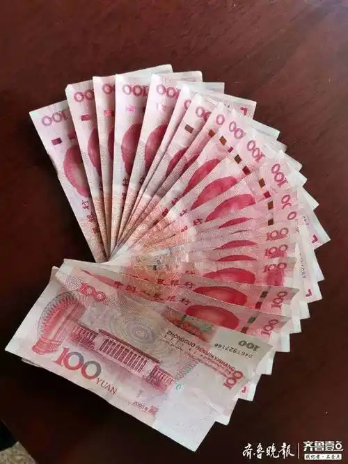 其间,两名小伙手握2000元现金走入值班大厅内,二话没说便将现金放在了