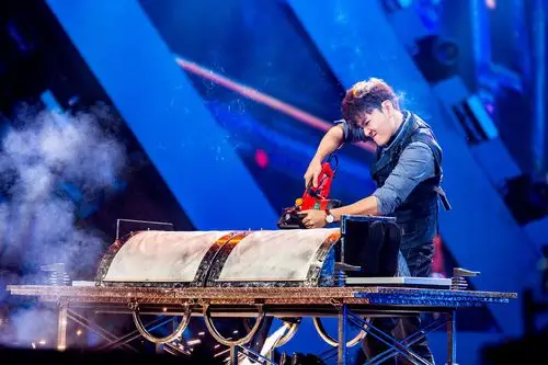 邓男子和李玉刚的分身魔术到底是怎么回事