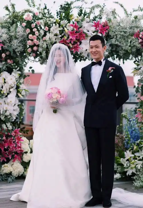 原创朱珠晒婚礼现场照伴娘伴郎首次曝光富商父亲露正脸比老公还帅