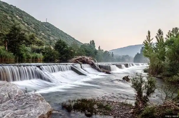 陡坡塘景区是贵州黄果树风景名胜区的四大景区之一,位于黄果树大瀑布