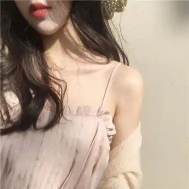 最新长发露锁骨的女生陌陌头像,微信头像图片