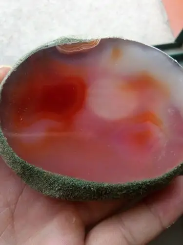 各位老师帮忙看一下,这水胆玛瑙是真的吗内部里面有点水