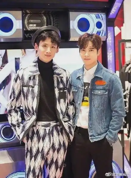 白敬亭晒表情包送爱心回应王嘉尔表白