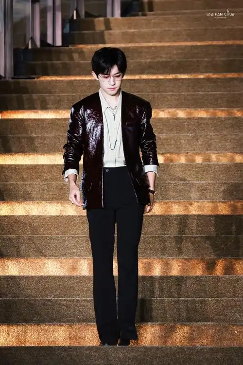 易烊千玺复古红皮衣##vogue时尚之力盛会