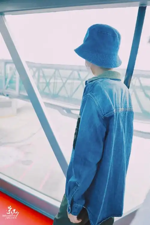 拥抱21岁的王俊凯#200911飞行是有很困的蓝色纸片👶@tfboys