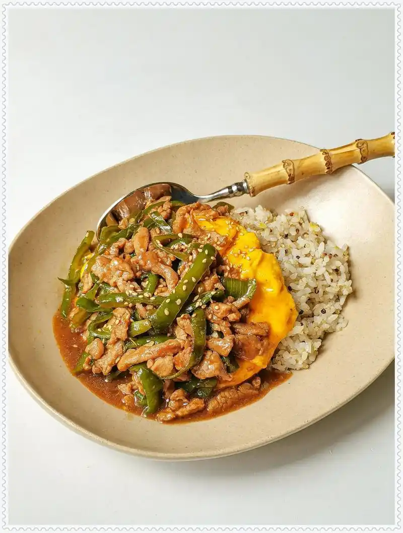 青椒肉丝盖饭:家常美食中的心头好  记忆中妈妈做的青椒肉丝盖饭,总能