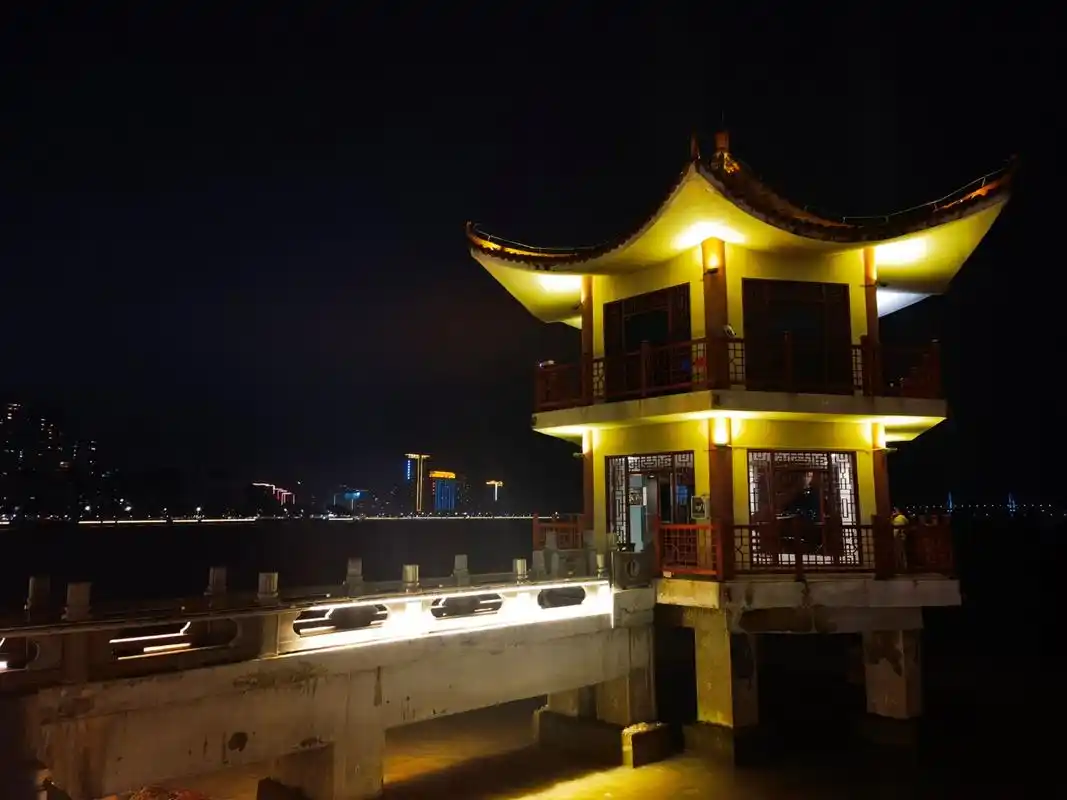 广东珠海202304 珠海情侣路海边夜景