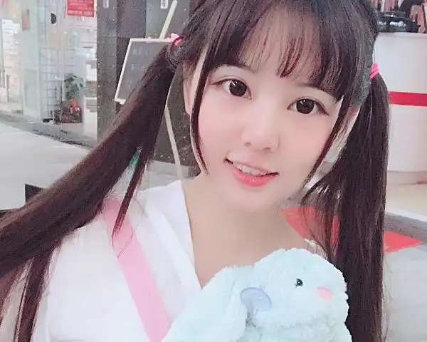 快手火线妹外出偶遇粉丝合照暴露真实颜值这包子脸绝了