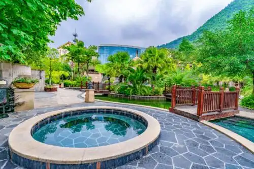 深秋温泉季暖暖的汤泉泡起来开启你的养生季