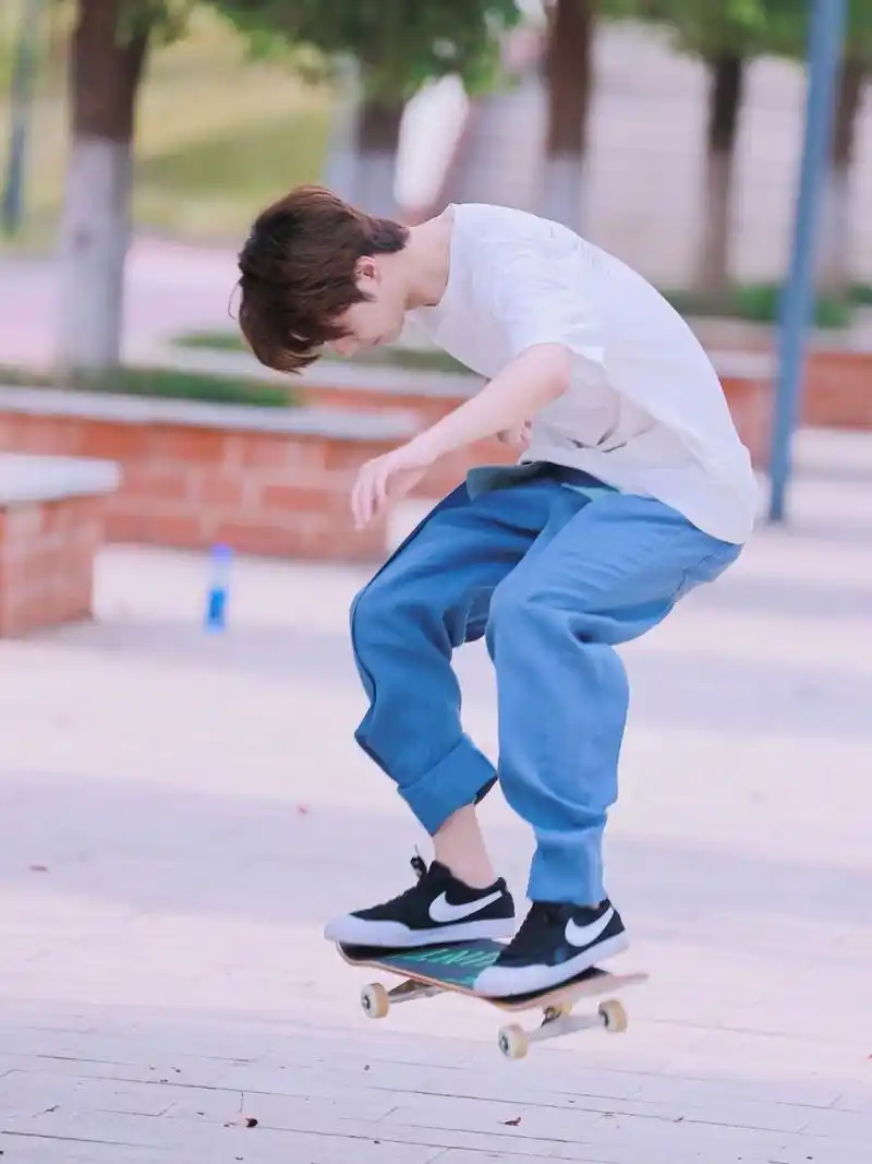 王一博高清图片 壁纸98 清爽酷盖出街  滑板boy好久没见了呢  也不