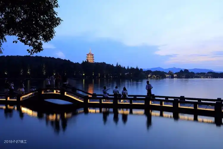 其它 雷峰夕照 写美篇 相传清明时分,西湖岸边花红柳绿,断桥上面游人