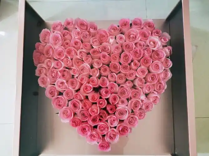 生日这天,杨钰莹收到了一大束心形玫瑰花,粉粉嫩嫩瞬间就将她的少女心