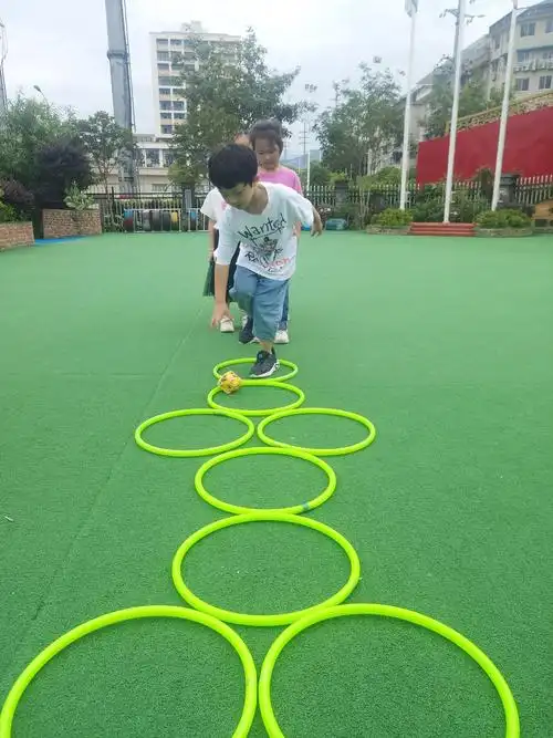 大班民间游戏《跳房子》