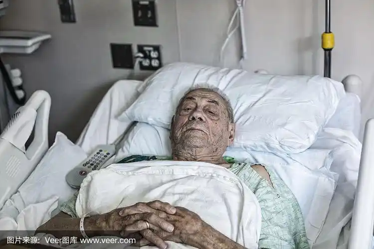 在医院病床上放松的老年病人