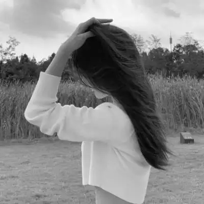 唯美黑白美女背影图片头像_女生头像_头像屋