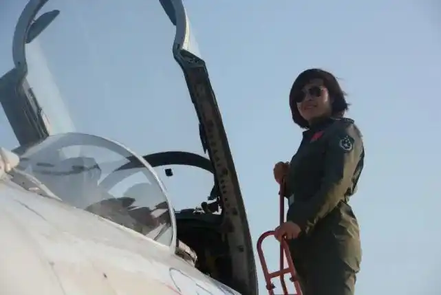 【巾帼心向党·聚力强军梦】盛懿绯:劲舞苍穹的雷霆玫瑰_腾讯新闻