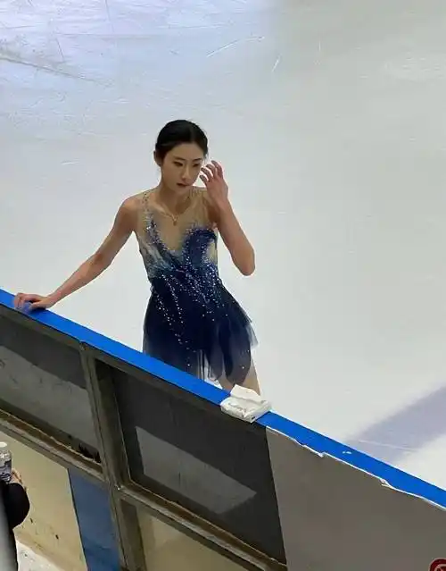 都绣着茉莉花,而她就是穿着这裙子在《茉莉花》的音乐下进行比赛的