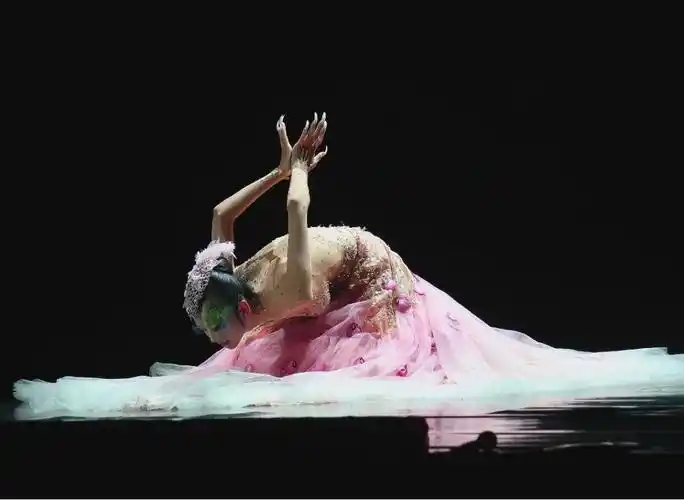 是的,滇西是大自然的礼物,杨丽萍的舞蹈和滇西各民族的舞蹈就是这份